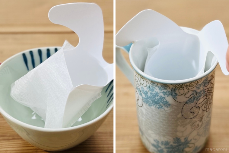 ダイソーのお茶パックホルダーをカップにセットした様子
