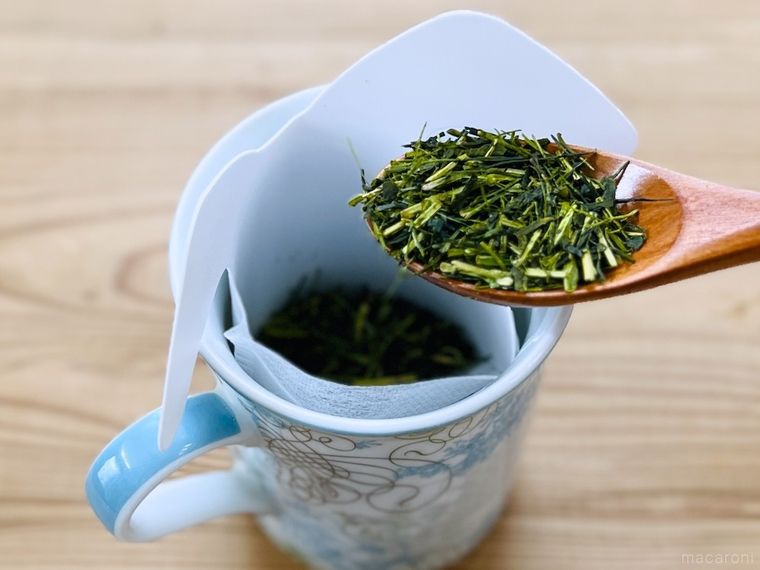 お茶パックホルダーを差し込んだお茶パックに茶葉を入れている様子