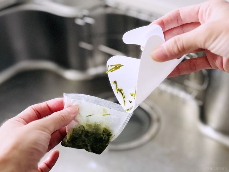 ダイソーのお茶パックホルダーからお茶パックを外している様子