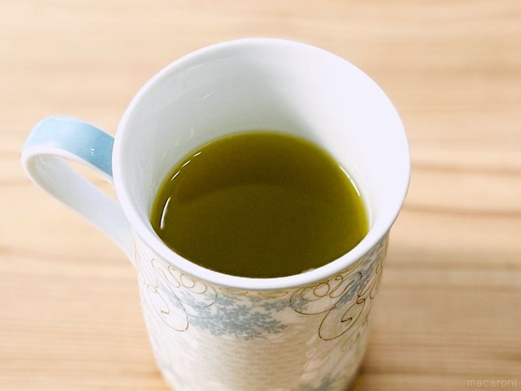 お茶が入ったマグカップ