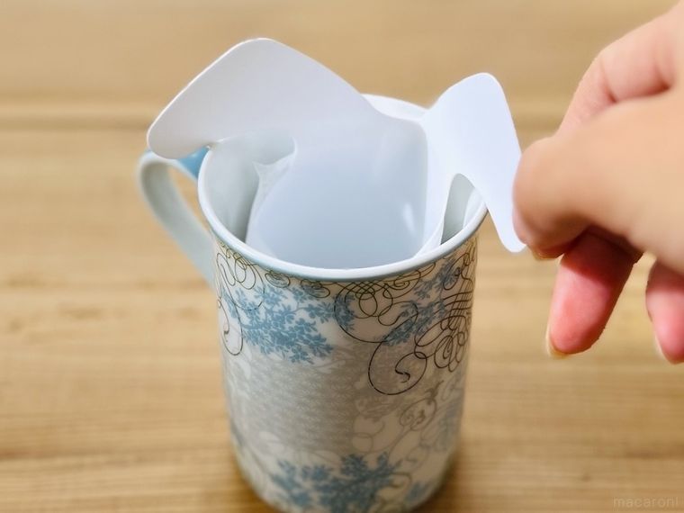 ダイソーのお茶パックホルダーをマグカップにセットしている様子