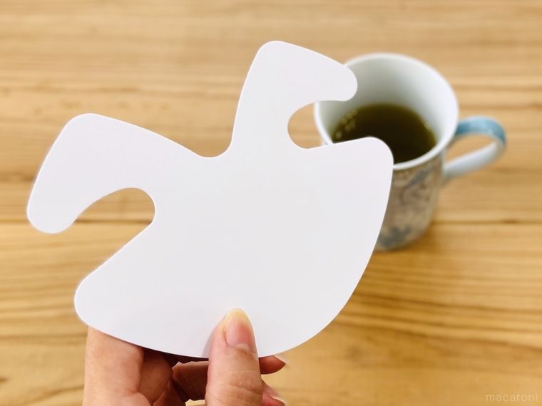 お茶が入ったマグカップとダイソーのお茶パックホルダー