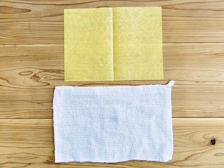 ダイソーのからっぷきんと普通のぞうきんを並べた様子