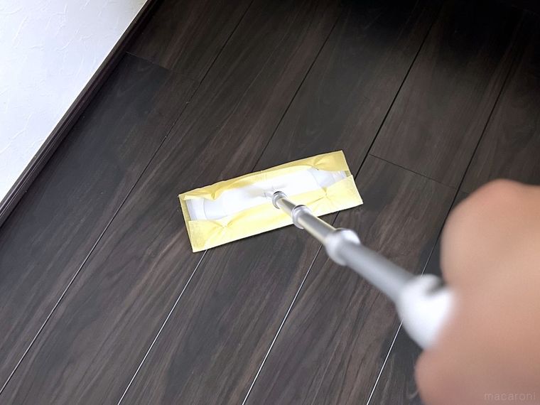 ダイソーのからっぷきんで床を拭いている様子