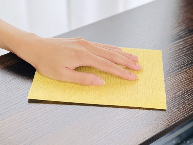 ダイソーのからっぷきんで棚を拭いている様子