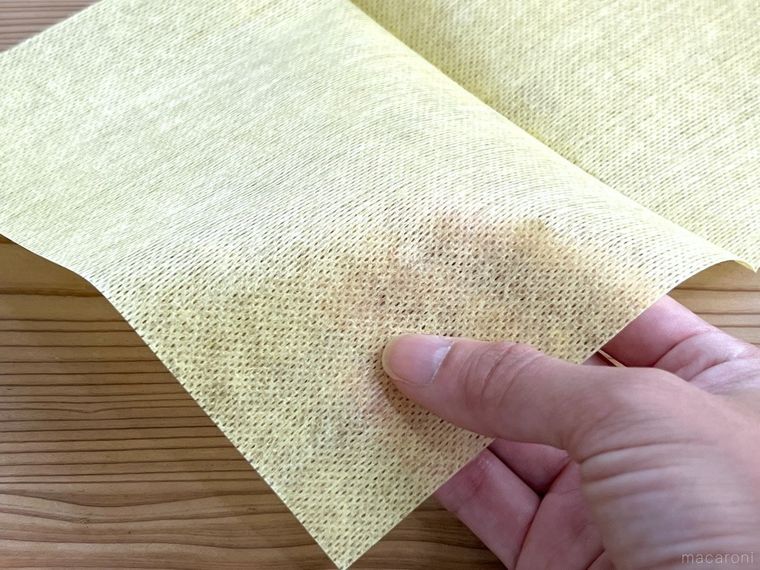 ダイソーのからっぷきんを手で触っている様子