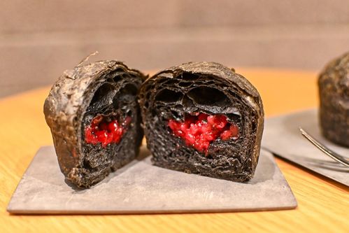 スタバのハロウィン限定おすすめフードはこれ真っ黒なデニッシュの中には