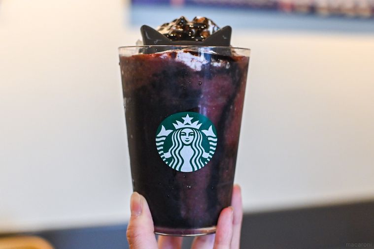 フラペチーノを持っているところ