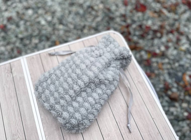 屋外のテーブルに湯たんぽをのせた写真