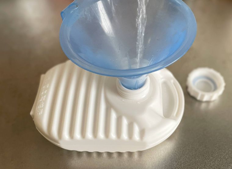 湯たんぽにお湯を入れているところ