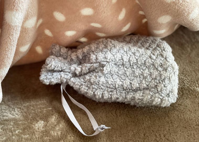 毛布の中に湯たんぽを入れた写真