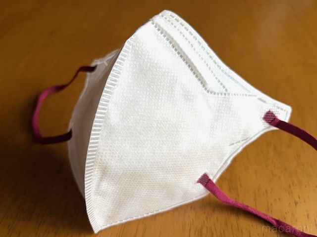 赤いゴムの立体型マスクがテーブルに置かれている