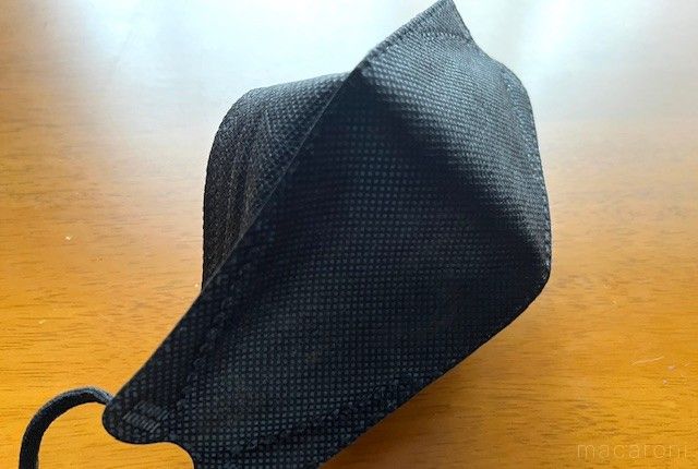 立体型のマスクが机の上の立っている