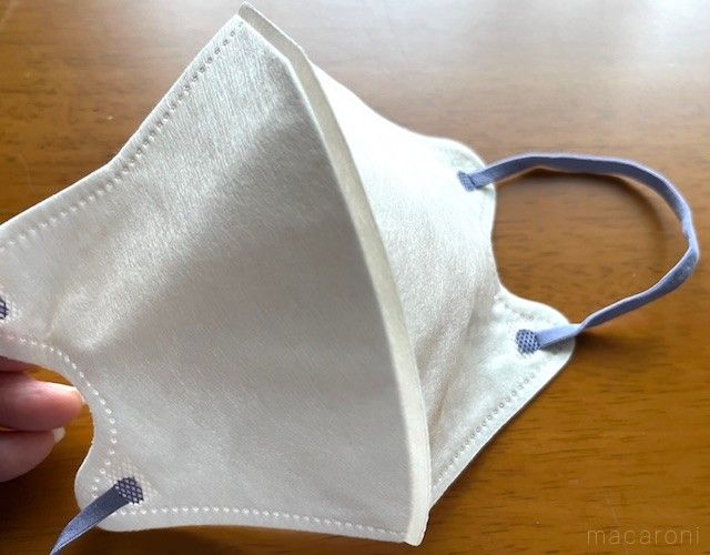 テーブルに冷感マスクが広げられている