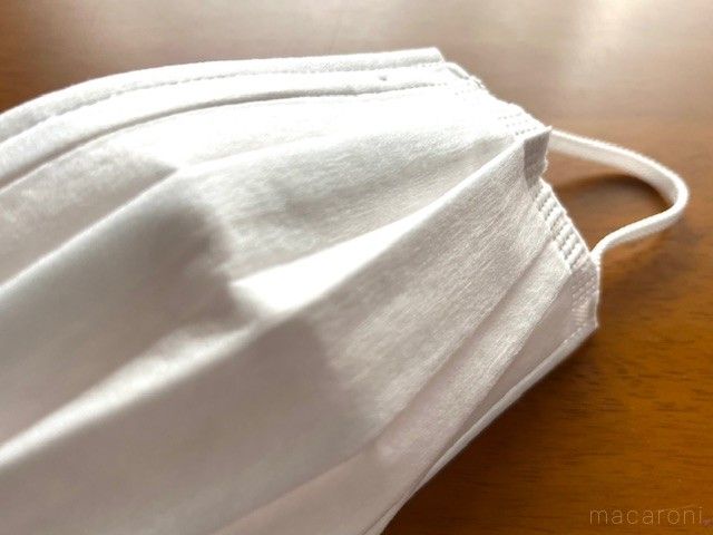 不織布が使われているやわらかいマスクが置いてある