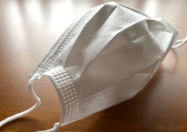 テーブルにサージカルマスクが外したままの形で置かれている