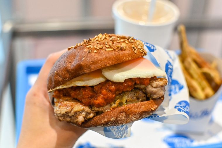 バーガーを持っているところ