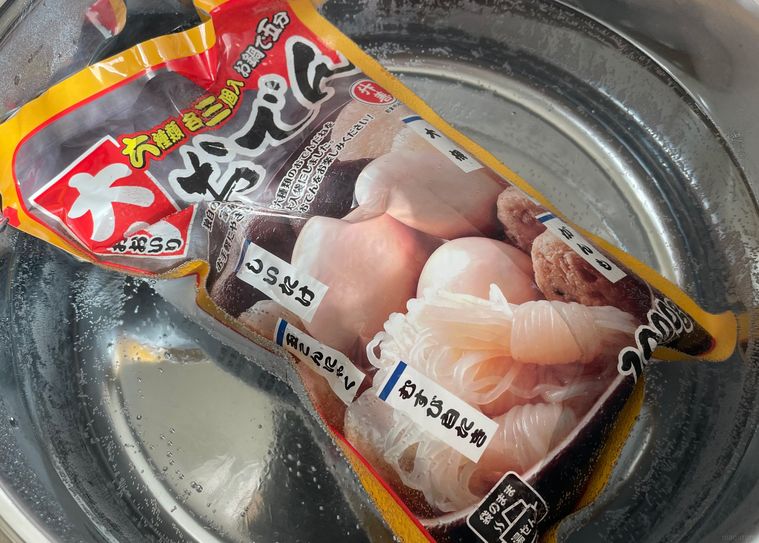 業務スーパー大入りおでんを湯せんしている写真