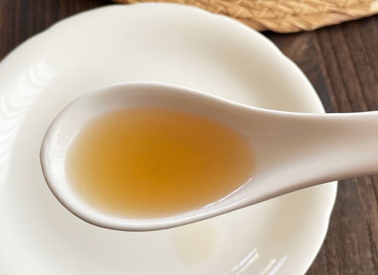 れんげですくった大入おでんのつゆ