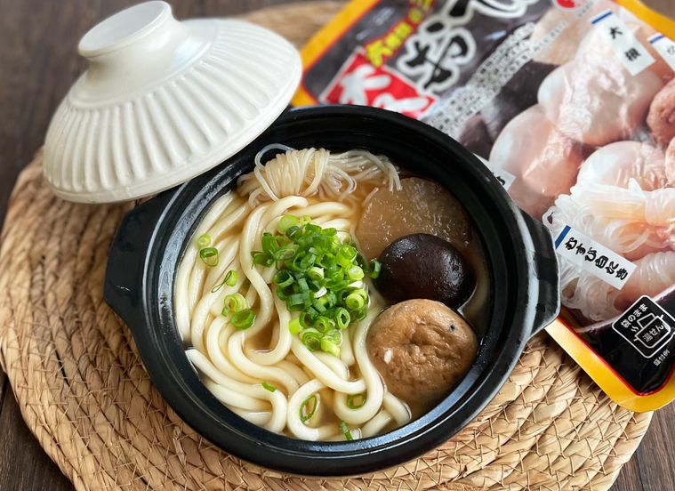 土鍋に入っている大入おでんにうどんを追加