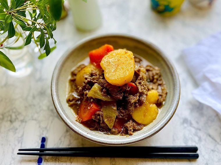 器に盛り付けたコストコのプルコギで作った肉じゃが、黒い箸