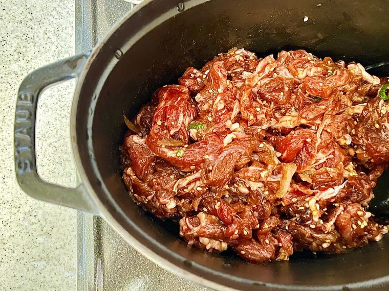 コストコのプルコギを鍋で炒めているところ