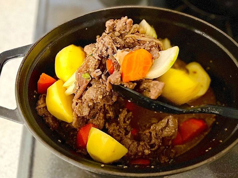 コストコのプルコギと野菜を鍋で炒めて肉じゃがを作っているところ