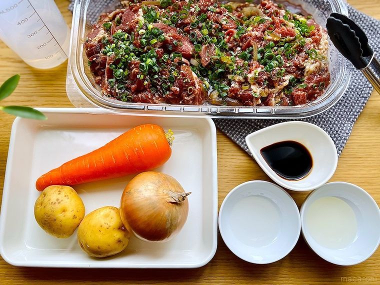 コストコのプルコギを使った肉じゃがを作る材料を並べたところ