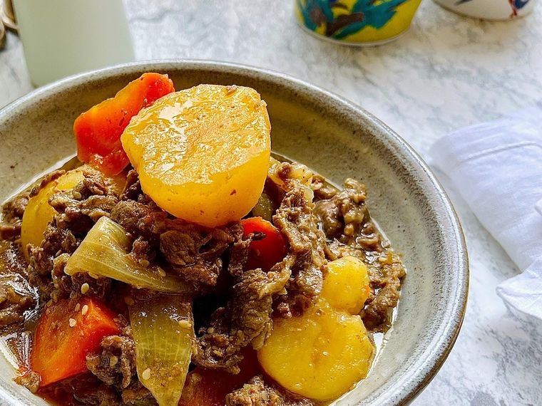 コストコのプルコギで作った肉じゃがを器に盛り付けたところ