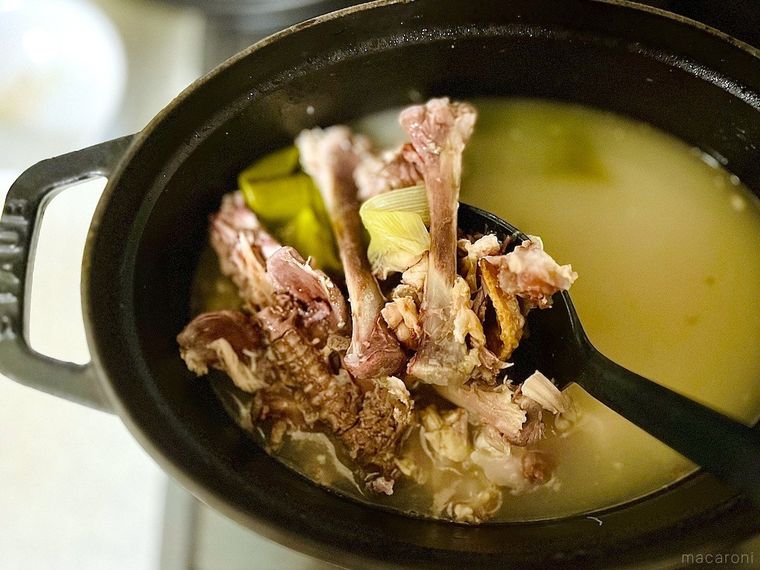 スープから骨を取り除いているところ