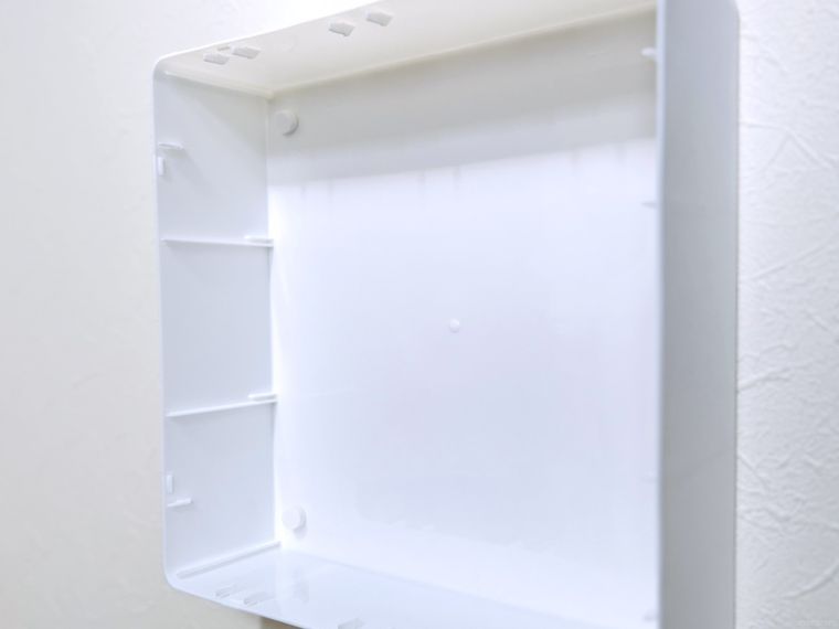 ダイソーのコレクションボックスを壁に取り付けた様子