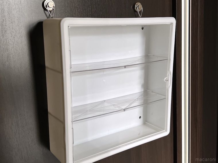 ダイソーのネオジム磁石フックにコレクションボックスを吊るした様子