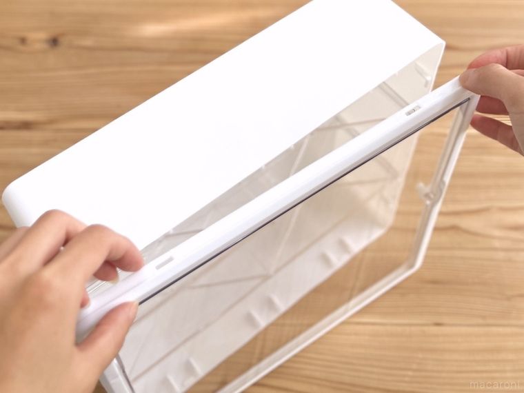 ダイソーコレクションボックスの扉を外している様子