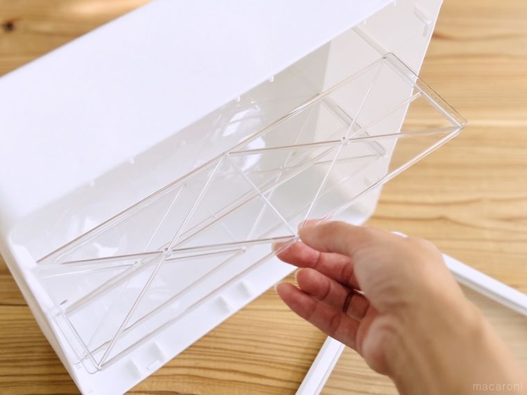 ダイソーコレクションボックスの棚を外している様子