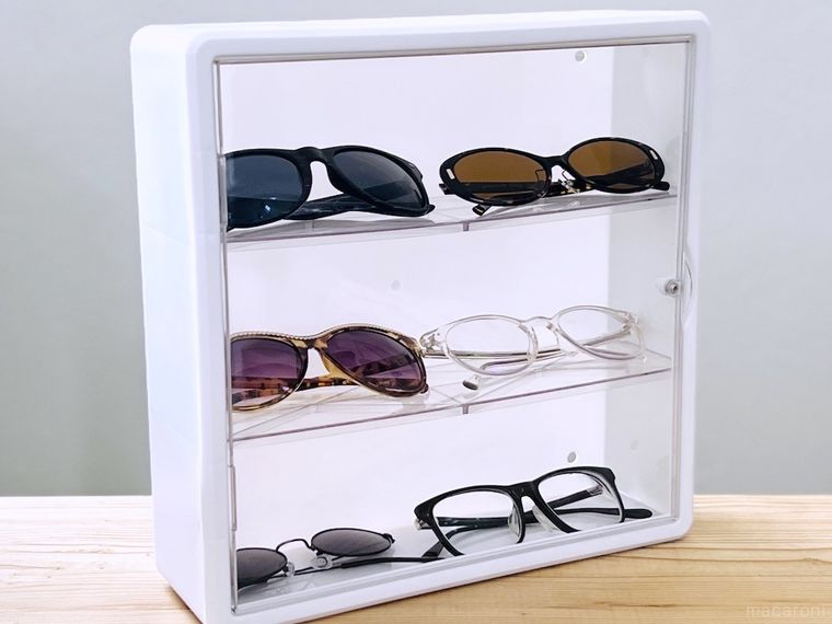 ダイソーのコレクションボックスにサングラスとメガネをディスプレイした様子