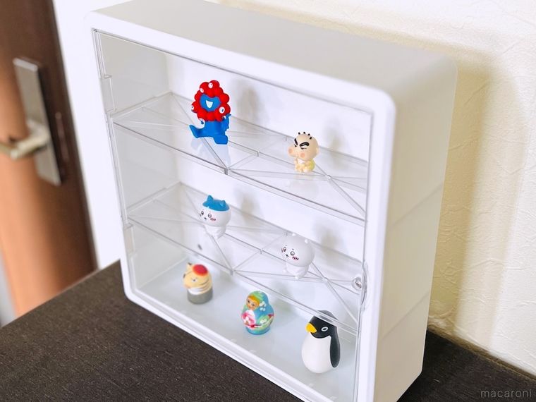 ダイソーのコレクションボックスにマスコットをディスプレイした様子