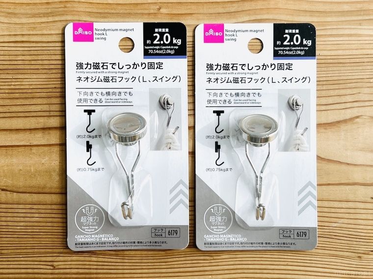 ダイソーのネオジム磁石フックが2個並んでいる様子