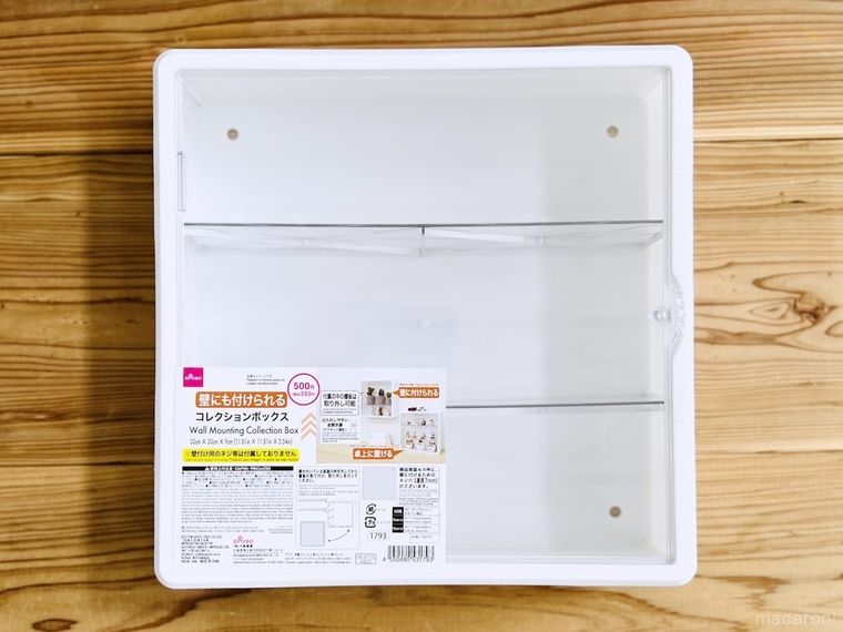 ダイソーのコレクションボックスをテーブルに置いた様子