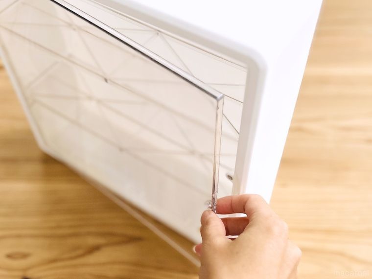 ダイソーコレクションボックスの扉を開けている様子