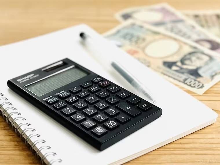 電卓、ノート、ボールペン、お金