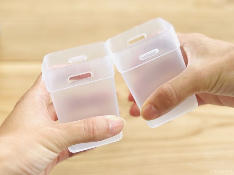 連結したダイソーのくつした整理カップを手で外している様子