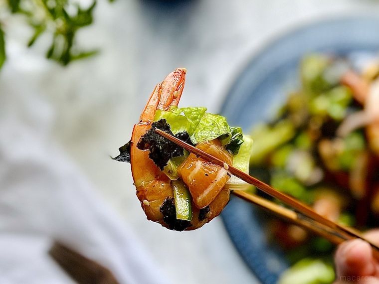 コストコのシュリンプサーモンチョレギサラダをひと口分箸でつまみ上げているところ