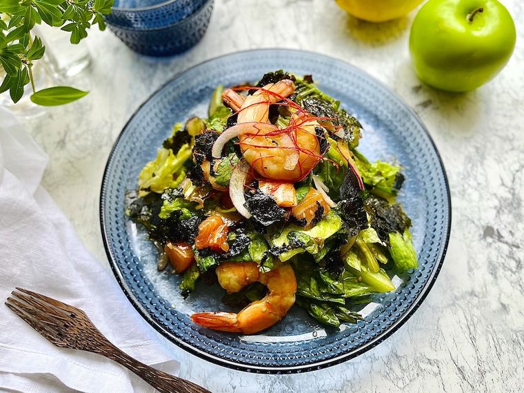 ブルーの皿に盛り付けたコストコのシュリンプサーモンチョレギサラダ、カトラリー