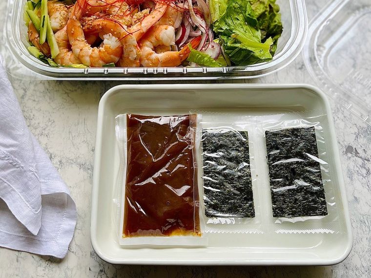 ホーローバットに並ぶ付属のドレッシングや海苔