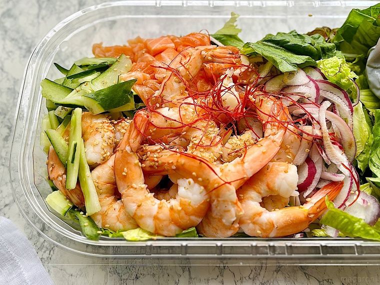 蓋を開けたコストコのシュリンプサーモンチョレギサラダの具材のアップ