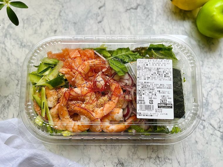 コストコのシュリンプサーモンチョレギサラダのパッケージ