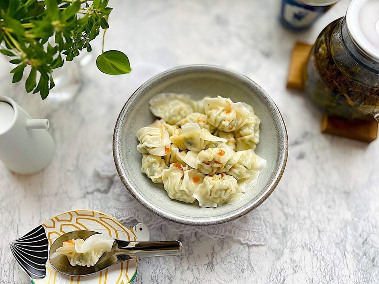 器に盛り付けたコストコの水餃子、小皿とレンゲ、中国茶