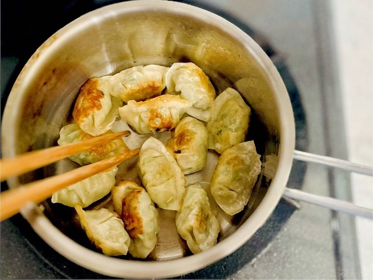コストコの水餃子をフライパンに入れ揚げ焼きにしているところ