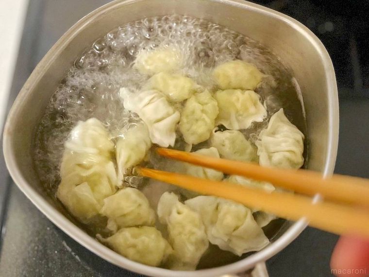 コストコの水餃子を鍋でゆでているところ