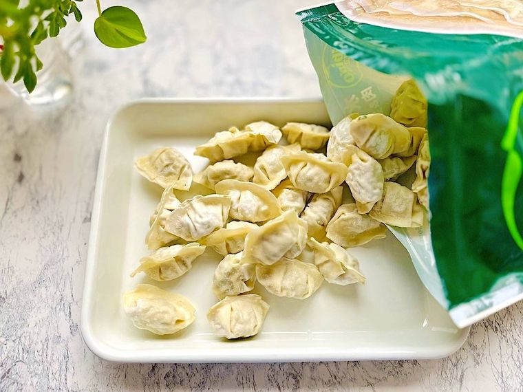 コストコの水餃子を開封し白いバッドに出しているところ